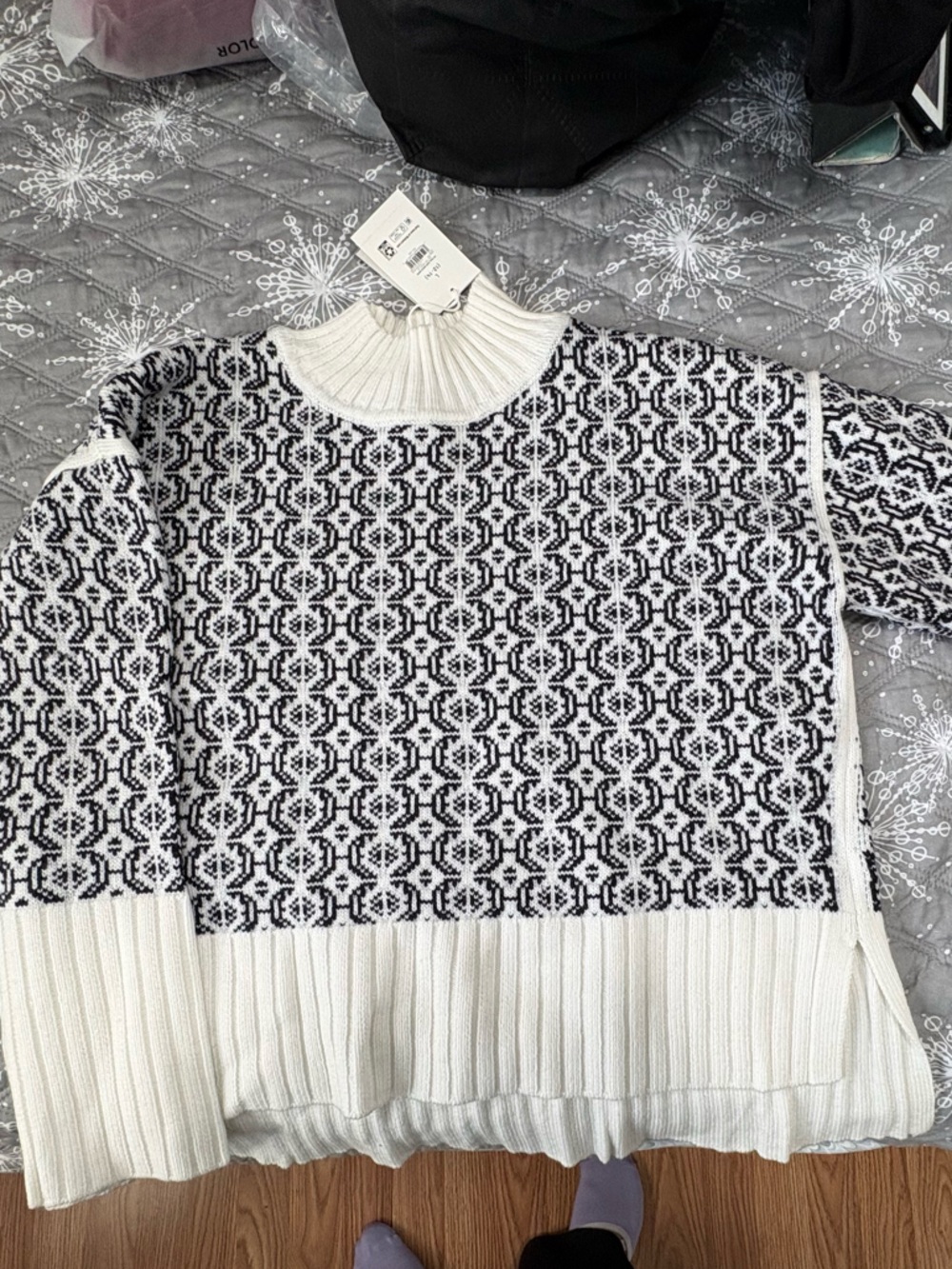 Women’s Black & White Patterned Crewneck Sweater